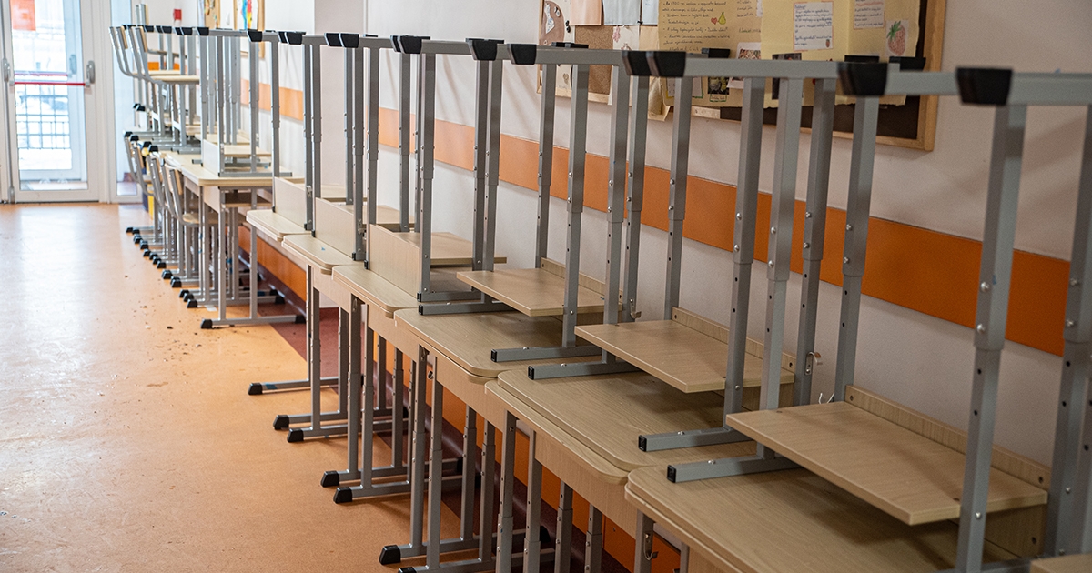 Raktárt bérelnek a régi iskolai bútorok tárolására Csíkszeredában